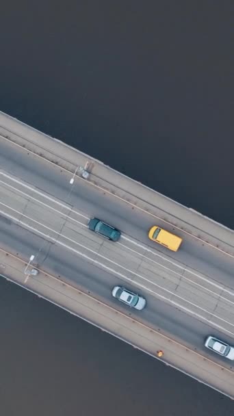 Provoz Městských Aut Mostě Přes Řeku Střílel Dronem Svislé Video — Stock video