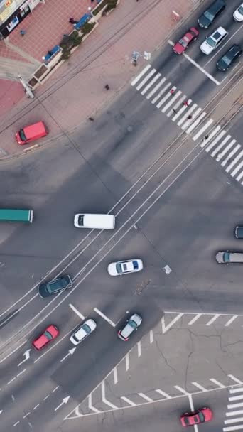 Аерофотозйомка Транспортних Засобів Міському Шосе Рух Автомобілів Пішоходів Вертикальне Відео — стокове відео