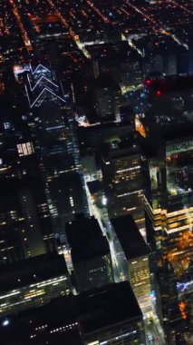 Philadelphia 'nın merkezinde, gökdelenlerin parlayan ışıkları. Sokak lambası. Hava görüntüsü. Dikey video.