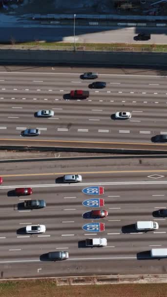 Atlanta Eyaletler Arası Yolda Giden Araçların Hava Görüntüsü Dikey Video — Stok video