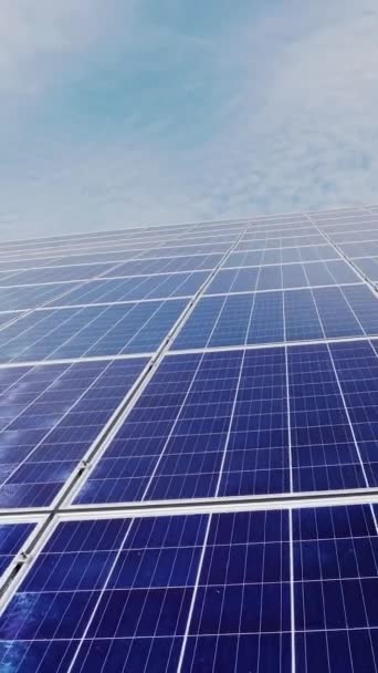 Solární Farma Velkého Počtu Panelů Pozadí Modré Oblohy Mraky Zelená — Stock video