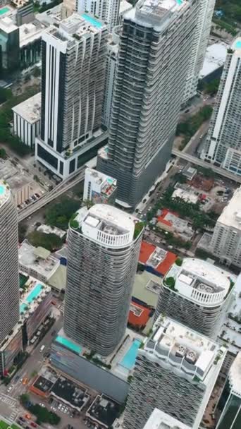 Летающие Над Небоскребами Крышами Современных Зданий Центре Города Брикелл Сити — стоковое видео