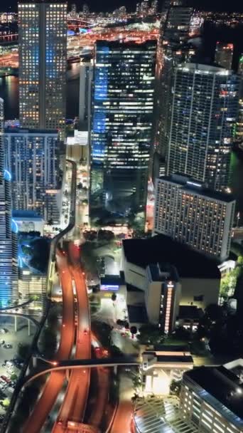 Éjszakai Fények Miami Belvárosában Ragyogó Felhőkarcolók Elektromos Utcai Világítás Függőleges — Stock videók