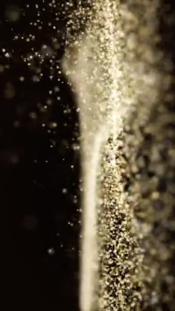 Темном Фоне Хаотично Перемещаются Золотистые Яркие Маленькие Шарики Размытое Золотое — стоковое видео