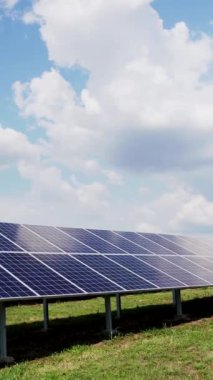 Mavi güneş enerjisi santral panelleri yeşil enerji alanlarında sıraya dizildi. Elektrik ekolojisi yenilikçi doğa ortamı. Dikey video.