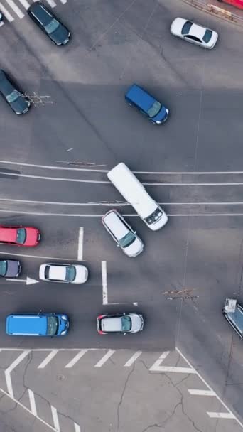 在一个小镇上 汽车在十字路口行驶 公路交叉口的空中景观 垂直录像 — 图库视频影像