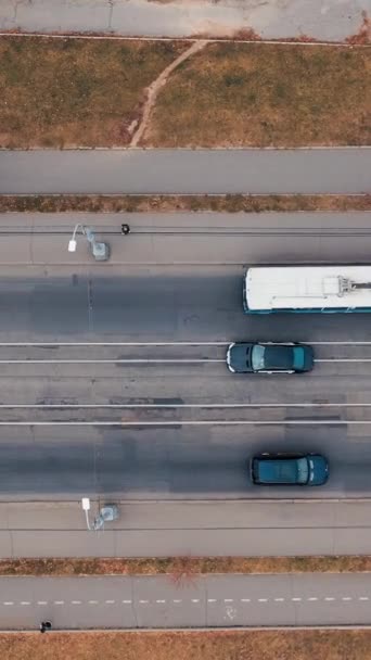 Luftaufnahme Des Brückenverkehrs Die Verfolgung Des Autos Das Zur Brücke — Stockvideo