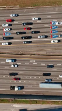 Hızlı yoğun yol trafiği ve farklı taşıma araçları. Atlanta Georgia Havayolları, 85. otoyol. Dikey video.