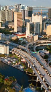 Miami, Florida, ABD - 05 Ocak 2024: Miami ufuk çizgisi ve otoyollar. Akşam şehir merkezinin hava görüntüsü. Dikey video.