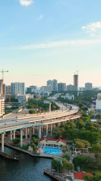 Miami Florida Sua Ianuarie 2024 Impuscaturi Aeriene Vehicule Stradă Pod — Videoclip de stoc