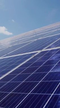 Bir elektrik santralindeki fotovoltaik güneş panelleri. Alternatif enerji üretimi evin çatısında. Dikey video.