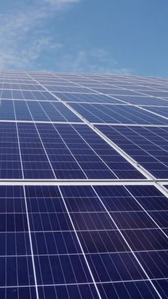Solární Panely Proti Modré Obloze Mrakům Alternativní Energie Svislé Video — Stock video
