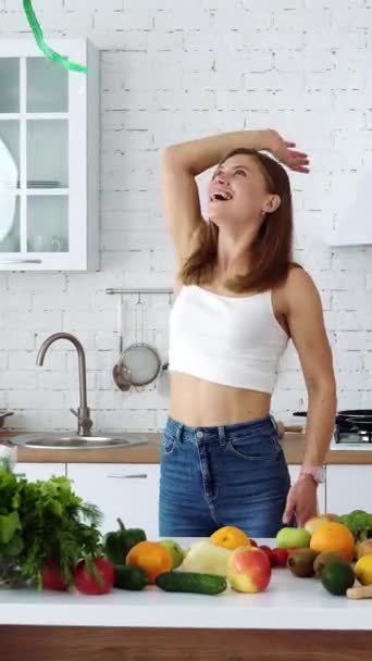 Dziewczyna Tle Białej Kuchni Przy Stole Owocami Warzywami Rzuca Taśmę — Wideo stockowe