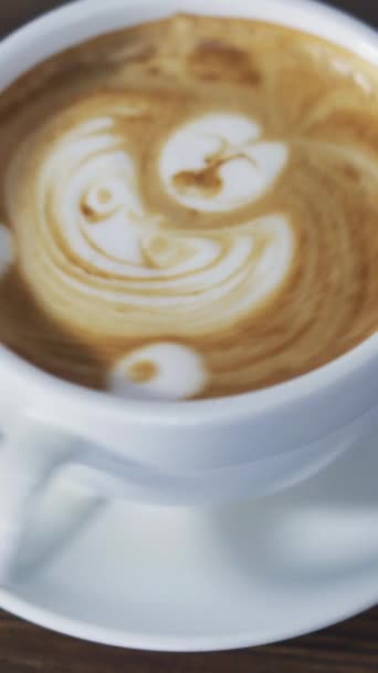 Γυρίζοντας Ένα Φλιτζάνι Καφέ Latte Art Για Δείξει Σχέδιο Μορφή — Αρχείο Βίντεο
