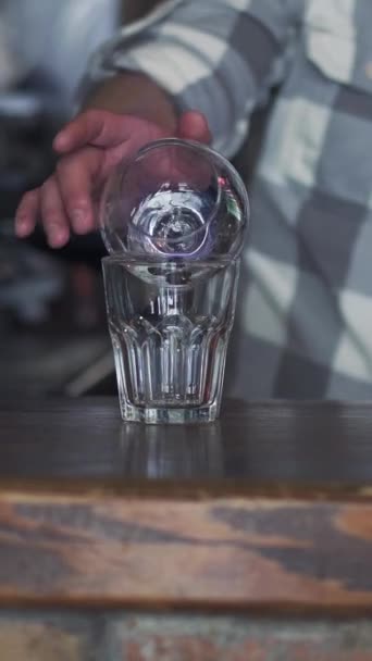 バーで2杯のカクテルを作るプロのバリスタの美しいモーションショット バーテンダーがサンバカを燃やした バーティカルビデオ — ストック動画
