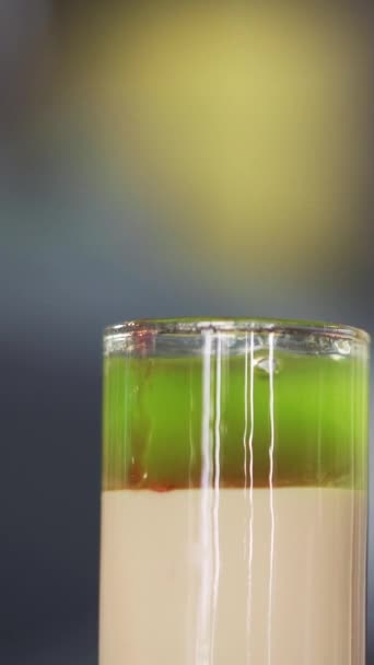 Barmen Yeşil Beyaz Karışıma Kırmızı Sıvı Ekler Masadaki Bardağa Kokteylin — Stok video