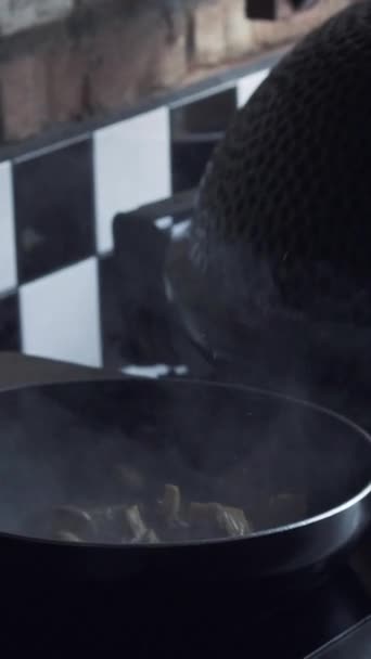 Pilze Kochen Mit Alkohol Und Flamme Einer Pfanne Auf Einem — Stockvideo