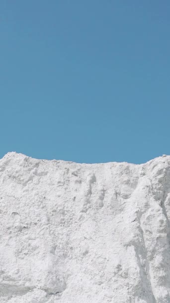 男子运动员高举双手在一座白色的山上跑步 庆祝胜利 垂直录像 — 图库视频影像
