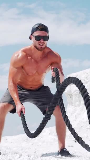 Atleta Masculino Muscular Fazendo Exercícios Com Cordas Treino Sobre Natureza — Vídeo de Stock