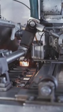 Marşmelov üretimi için otomatik makine. Şekerleme fabrikasındaki otomatik konveyör makinesinin döner şaftı ve pistonları. Dikey video.