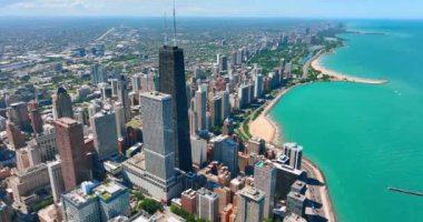 Chicago şehir merkezinin hava manzarası ve en uzun gökdelen John Hancock Merkezi. Şehrin manzarası sahile ve Michigan Gölü 'ne bakıyor..