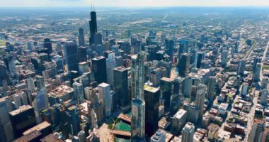 Chicago 'nun genel panoramik manzarası, yüksek gökdelenleri var. Sokaklı iş binaları. Hava görüntüsü. Ufuktaki banliyö binaları.