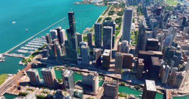 New Eastside Chicago 'nun panoramik manzarası Grant Park ve Michigan Gölü' nün limanda yatları var..