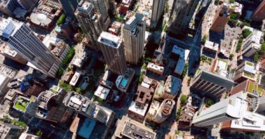 Chicago Nehri 'nin kuzeyindeki hava manzarası. Binaların çatılarının en üst görüntüsü. Kutsal İsim Katedrali.