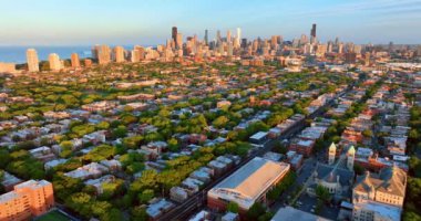 Gün batımında Chicago 'nun güzel bir manzarası. Eski şehrin havadan görünüşü. Modern gökdelenler ve ufuktaki şehir merkezi.