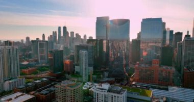 Chicago şehir merkezinin inanılmaz fantastik manzarası. Sabah güneşinde gökdelenleri var. Şehir ulaşımı ve metro hattı.