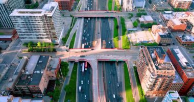 Chicago şehir merkezindeki 90 numaralı otobanın hava görüntüsü. Şehrin sokakları ve üst geçitleri arabayla karşıdan karşıya geçiyor..