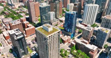 Chicago Bulvarı 'ndan gökyüzü insansız hava aracı görüntüsü. Şehir merkezindeki gökdelenler. Hava görünümü.
