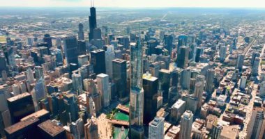 Chicago şehir merkezinin havadan görünüşü, Streeterville bölgesinden. Gökdelenler ve şehrin kenar mahalleleri güneşli bir günde.