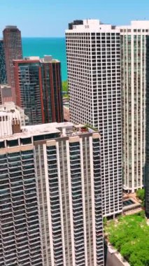 Şehir merkezindeki büyük gökdelenler, Chicago 'daki modern yüksek binalar. Hava görüntüsü. Dikey video.