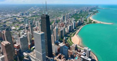 Chicago şehir merkezinin ve Michigan Gölü 'nün havadan görüntüsü. Gökdelenleri olan şehir manzarası.