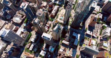 Şehrin sokaklarında ve çatılarında uçuyor. Chicago şehir merkezinde güneşli bir gün.