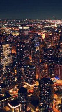 Chicago gece hayatı. Chicago alacakaranlıkta ufuk çizgisini aydınlattı, Birleşik Devletler. Hava görüntüsü. Dikey video.