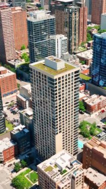 Çok katlı bir bina. Chicago, Illinois şehir merkezindeki mimari. Hava görüntüsü. Dikey video.