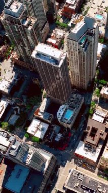 Gündüz vakti Chicago şehir merkezinin havadan görünüşü. Finans bölgesinde gökdelenler, ufuk çizgisi. Dikey video.