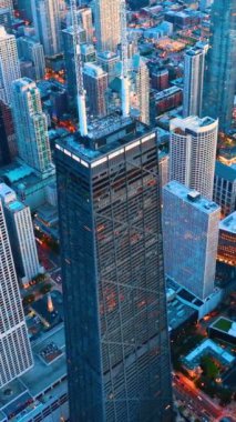 Chicago şehir merkezindeki kulenin havadan görüntüsü. Şafak vakti şehrin mimarisi. Dikey video.