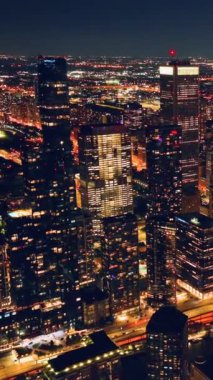 Gece şehrinin parlak ışıkları. Karanlık silüeti. Gün batımının gökyüzü manzarası Chicago şehri. Dikey video.