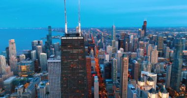 alacakaranlıkta gökdelenler ve michigan lakefront adlı şehir manzarası ile Chicago downtown havadan görünümü.