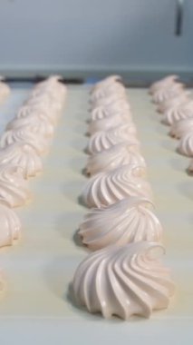 Marşmelov üretimi. Doğal gıda ürünlerinden tatlı marşmelov üretmek için otomatik bir hat. Dikey video.