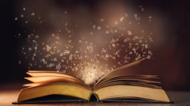 Sayfalara harflerin döküldüğü açık bir kitap. Uçan parçacıklar ve sihirli ışıkla döngülenmiş animasyon.