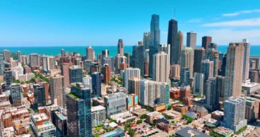 Chicago, Illinois, ABD - 01 Haziran 2024: Gökdelenli şehir merkezi gökyüzü manzaralı. Willis Kulesi.