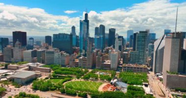 Chicago, Illinois, ABD - 01 Haziran 2024: Chicago 'daki Millennium Park' ta ünlü fasulye heykeli. Hava görünümü.