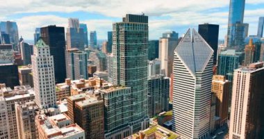 Chicago, Illinois, ABD - 01 Haziran 2024: Millennium Park yakınlarındaki şehir merkezinde yüksek binalar.