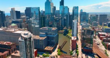 Chicago, Illinois, ABD - 01 Haziran 2024: Chicago nehri şehir merkezinde gökdelenleri olan köprüler. Güneşli bir gün.
