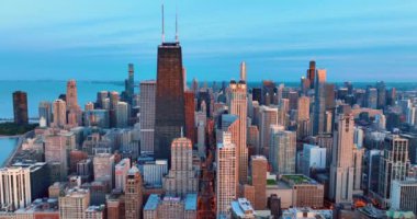 Chicago, Illinois, ABD - 01 Haziran 2024: Chicago. Chicago şehir merkezinin havadan görünüşü, alacakaranlıktan. John Hancock Merkezi.