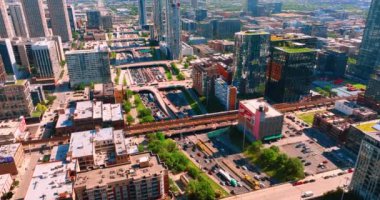 Chicago, Illinois, ABD - 01 Haziran 2024: 90 numaralı otoyolda yoğun trafik sıkışıklığı. Köprüler ve caddelerin üstgeçitleri. Metro treni.